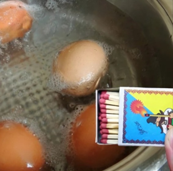 Észrevettem, hogy nagyim gyufát tesz a fazékba, amikor tojást főz – amikor megtudtam miért, megdöbbentem!