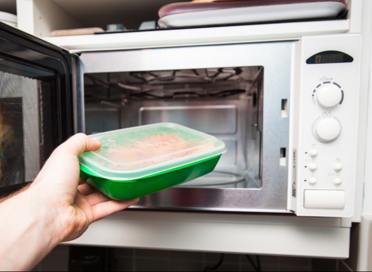 Ezt tudva többé soha nem tesz majd műanyag edényt a mikróba - rettenetes dolog derült ki