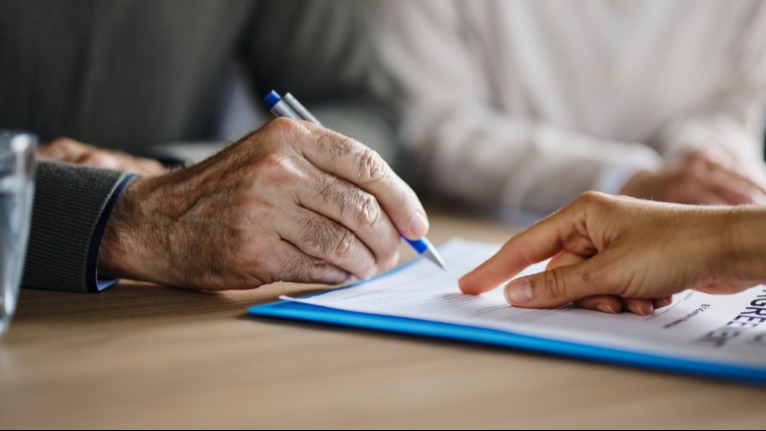 Többé nem lehet ingyen örökölni? – Egy új szabály miatt rengeteg magyar család kerülhet bajba