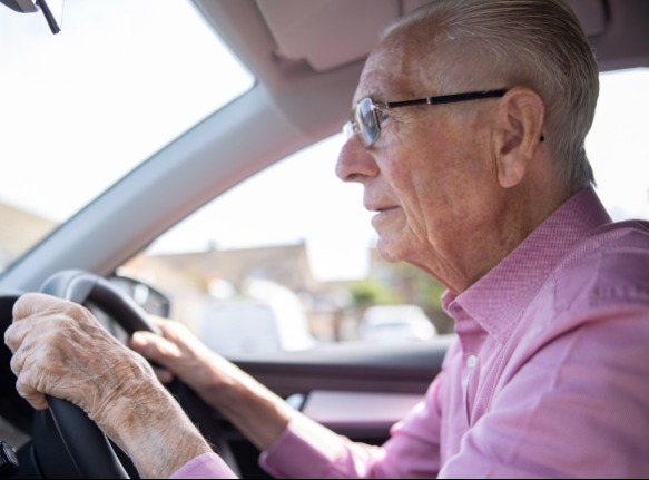 Döntöttek az idősek jogosítványáról! Ez a változás várható!