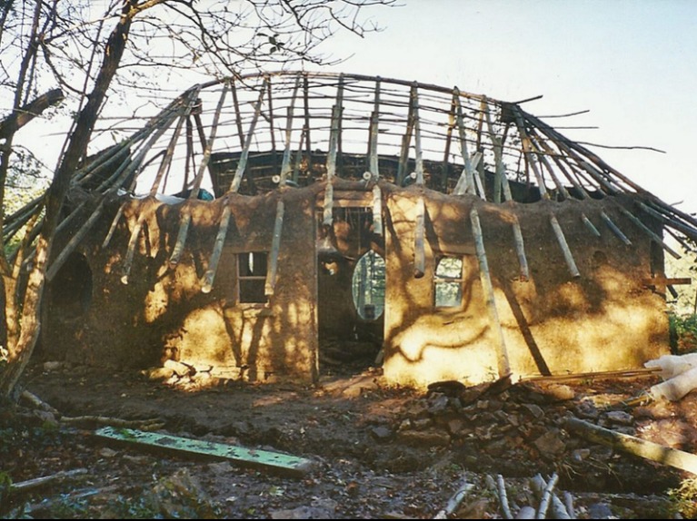 53 ezer forintból építette a házát, mindent maga csinált! Nem fogod elhinni milyen belülről!