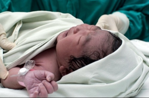 Borzasztó: A terhesen elhunyt anya a koporsóba szülte a gyermekét.