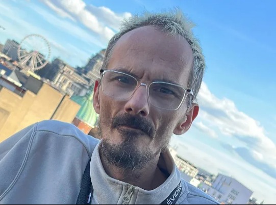 Egy ideig horkolt, aztán elcsendesedett: a nézők élő adásban követték végig a férfi halálát