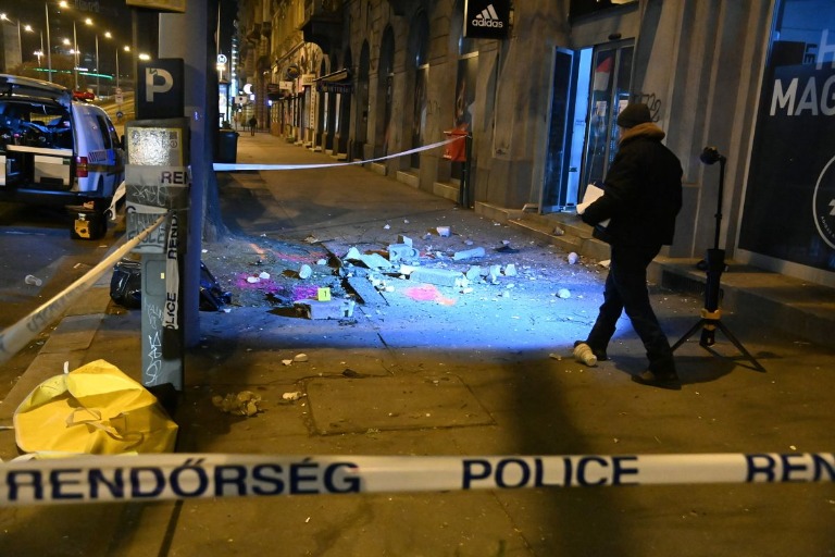 Egy idős asszony kizuhant a hatodik emeletről, felkelt, mintha mi sem történt volna, és… visszament a lakásába!