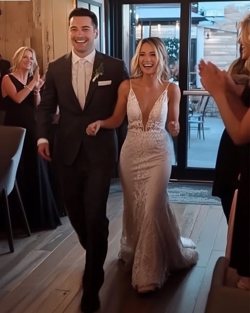 Pincérnő voltam egy drága esküvőn, de amikor megláttam a vőlegényt, nem jutottam szóhoz. Ugyanis ő a férjem volt!