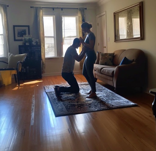 Elkaptam a vőlegényemet, ahogy anyám előtt térdel. Elrejtőztem, hogy megtudjam miért