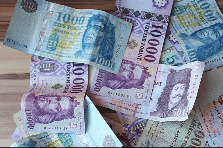 Hihetetlen bejelentést tett a kormány a minimálbérekről!