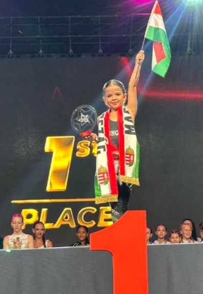 Szofin a nyolcéves magyar kislányon ámul a világ: Szofi sorra nyeri a vb-aranyérmeket