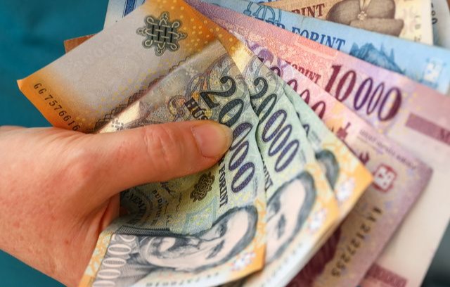 2026-tól ennyi pénzt vonnak le mindenki nyugdíjából