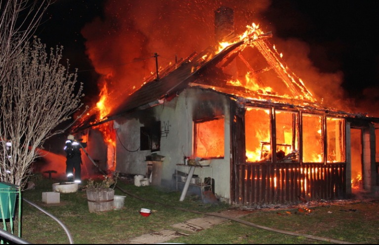 Berohant az égő házba, megmentette családját a hatéves kislány