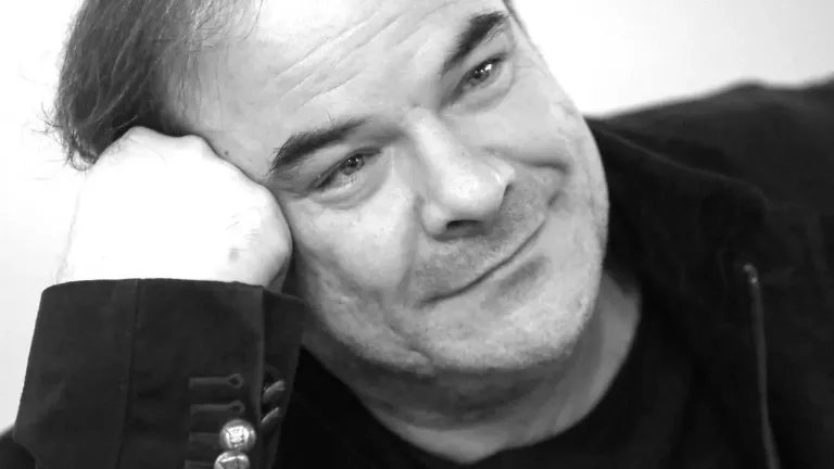 Ezernyi hófehér virág borítja a sírját. Most temették el Kálloy Molnár Pétert