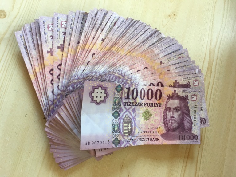 Aláírták! 2026 áprilisától rengeteg magyar kapja meg a 300 ezret