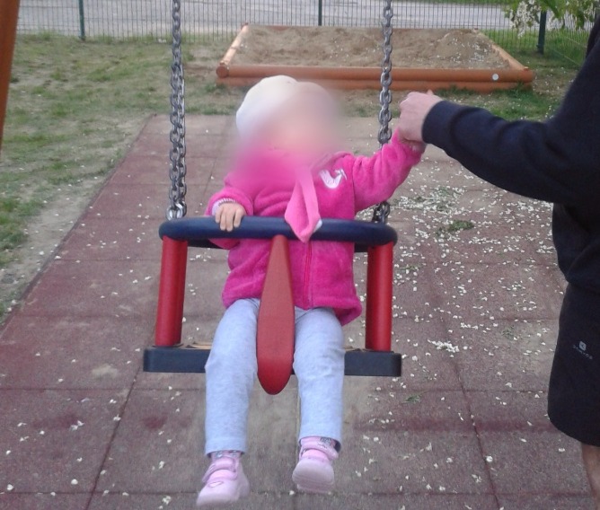 Még a sokat tapasztalt T.Gábor rendőr sem látott ilyet! Egyedül találtuk ezt a kislányt, aki a hintán…