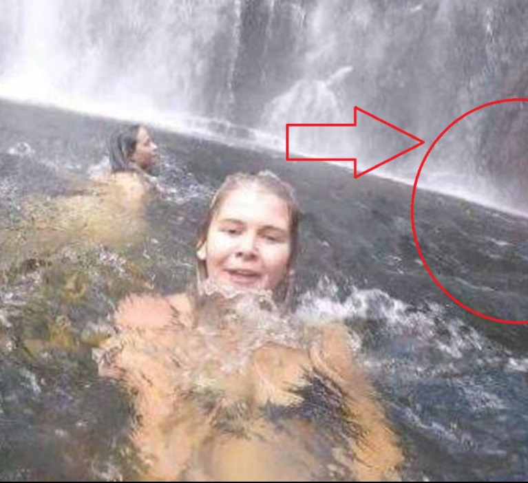 Egy lány szelfizett egy vízesésben, és véletlenül lefilmezte a...