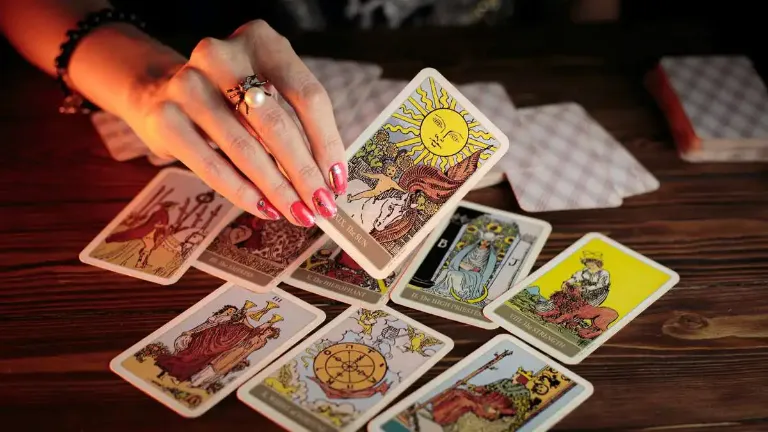 Óriási sikerek érhetik ezeket a csillagjegyeket holnaptól a Tarot kártya szerint