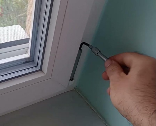 Ha műanyag ablakod van most állítsd át téli módra! Megmutatjuk hogyan kell!