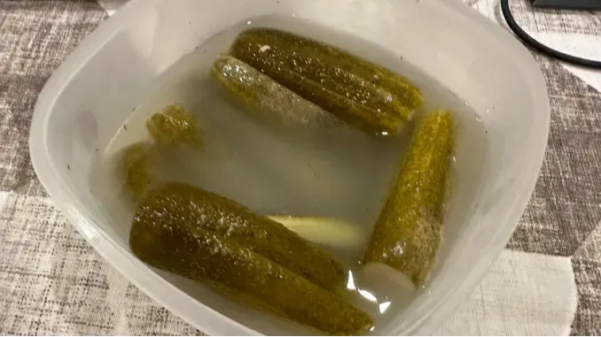 A savanyú uborka leve egészségügyi kincsesbánya! Ki ne öntsd!