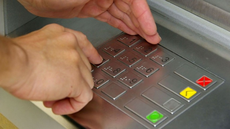 Új lehúzós módszer az ATM-eknél: így viszik a PIN-kódunkat