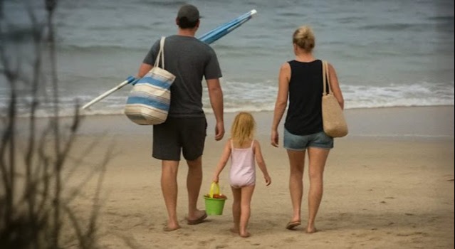 Azt hittem, a férjem halott, míg meg nem láttam, ahogy egy másik családdal pihen a tengerparton