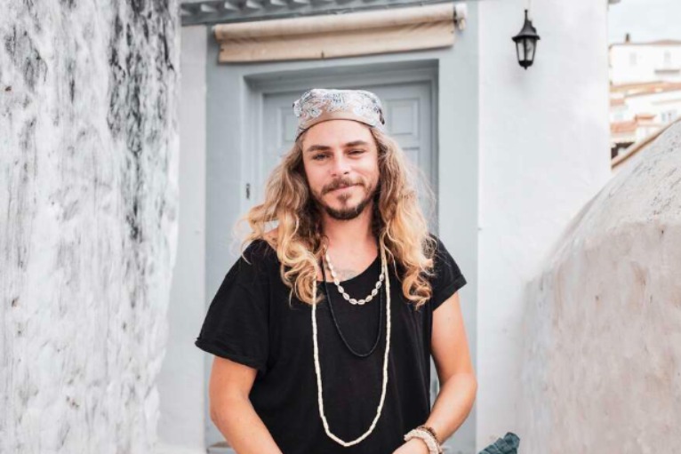 Pesti Pride - bankjegyeket tömnek a félpucér Steiner Kristóf alsónadrágjába – videó a cikkbe