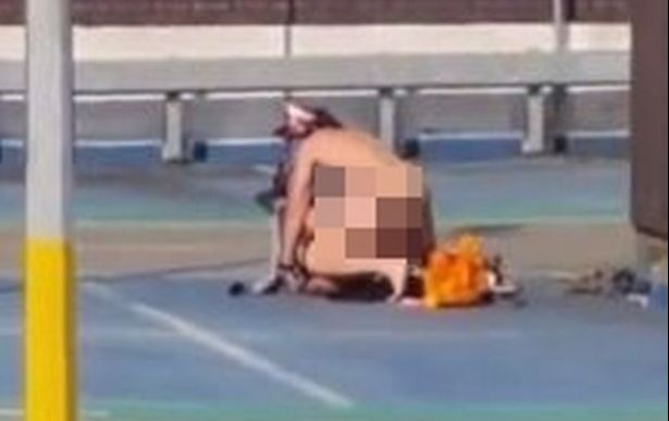 Fényes nappal egy parkolóház tetején szeretkezett egy fiatal pár