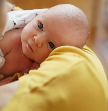 Az újszülött csak bámult… majd hirtelen az egész orvosi csapat ledermedt!